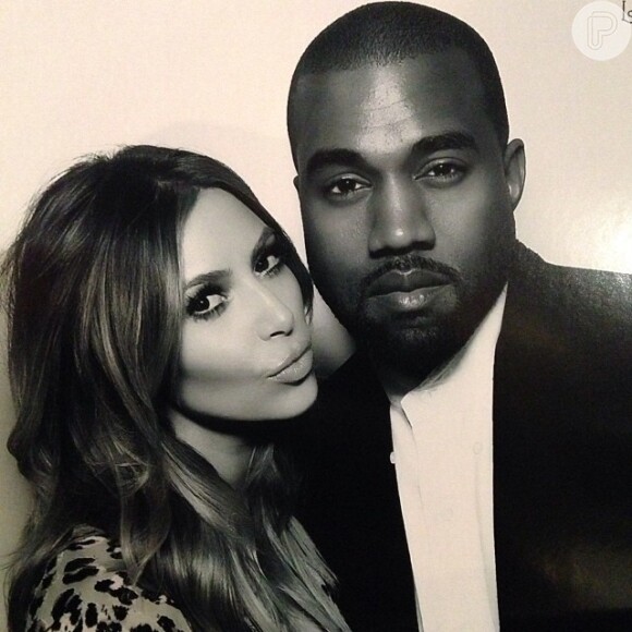 Kim Kardashian posou com o noivo, Kanye West, durante a festa da família. Ela estava acompanhada das irmãs, Kendall, Khloé, Kourtney e Kylie, e da mãe, Kris