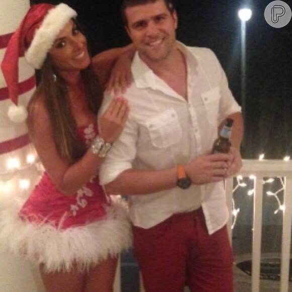 Nicole Bahls passou a noite de Natal com um vestido inspirado no Papai Noel. De Orlando, onde comemorou a data na casa do amigo Marcelo Zangrandi, ela postou no Instagram: 'Muita paz e saúde a todos'