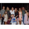 Rodrigo Faro postou uma foto ao lado de Vera Viel, das filhas e de outros parentes: 'Família reunida na noite de Natal'