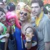 Aslan Cabral, de peruca loira, e o namorado curtem Carnaval com amigos