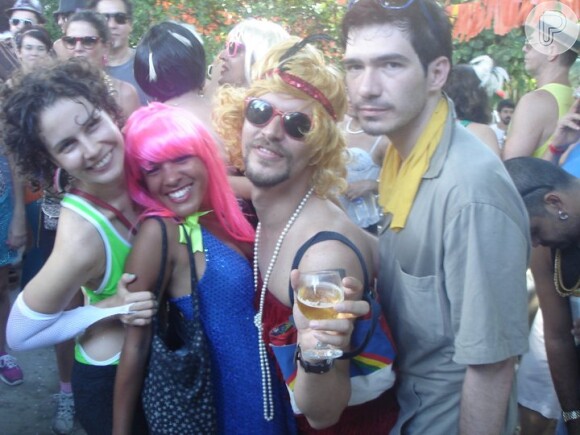 Aslan Cabral, de peruca loira, e o namorado curtem Carnaval com amigos