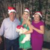 Íris Stefanelli com os pais na noite de Natal