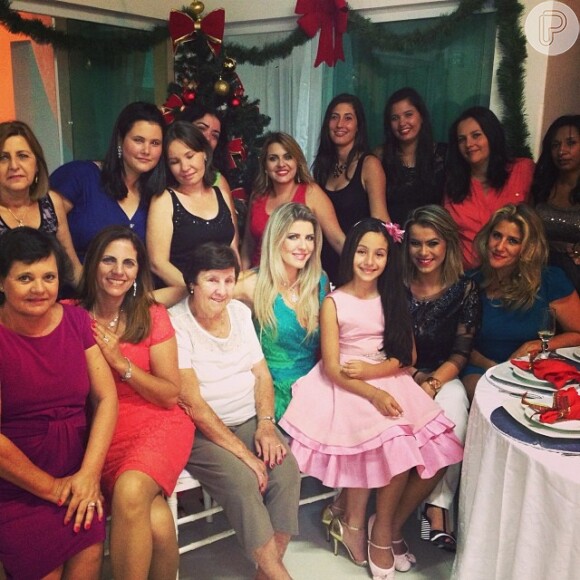 Íris Stefanelli reunida com as mulheres de sua família na ceia de Natal