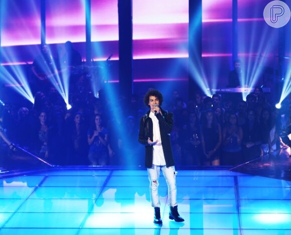 Na primeira etapa ao vivo do 'The Voice Brasil', Sam Alves cantou 'Pais e Filhos'