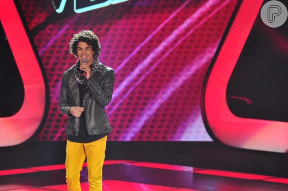 Sam Alves ficou surpreso ao ver que os quatro técnicos viraram para ele no 'The Voice Brasil'
