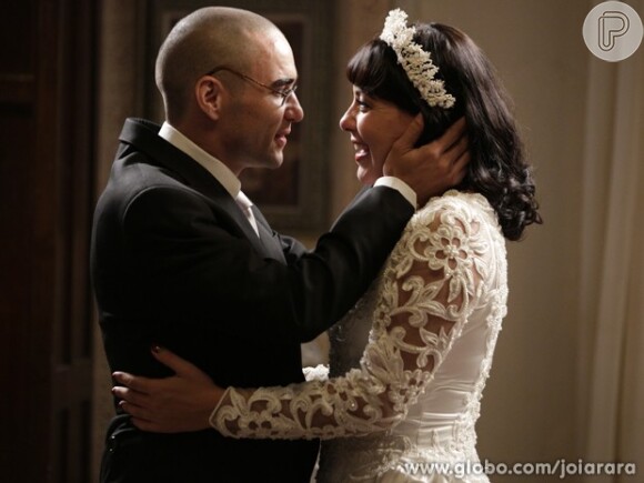Matilde (Fabiula Nascimento) e Sonan (Caio Blat) aparecem prontos para se casar, em cena de 'Joia Rara', em 28 de dezembro de 2013