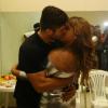 Preta Gil ganhou um beijo de Rodrigo Godoy antes de subir ao palco no Rio