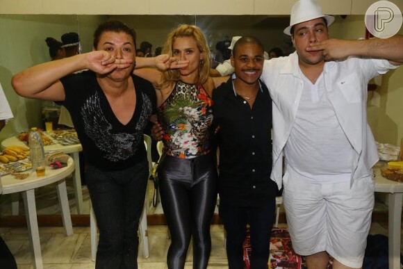 Carolina Dieckmann, Thiago Abravanel, David Brazil posaram com Pedro Lima, participante do 'The Voice Brasil'