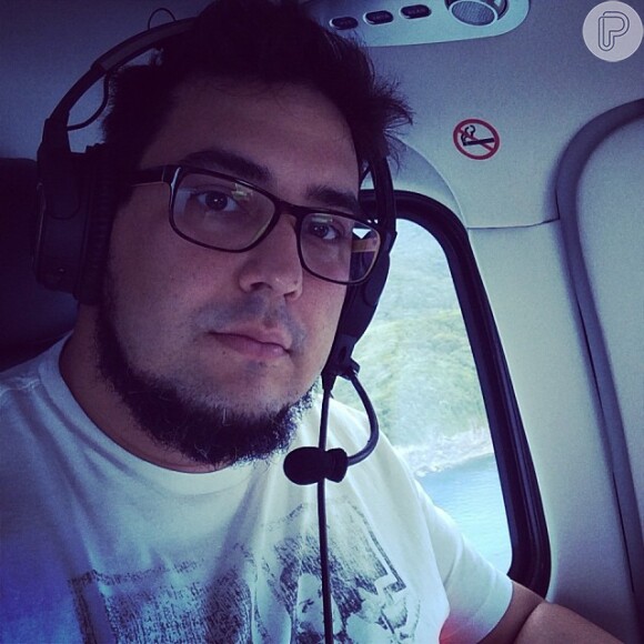 Na segunda-feira (30), André Marques postou foto em um helicóptero voltando de Maresias para o Rio de Janeiro. Na imagem, o ator aparece com o rosto bem mais fino