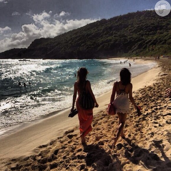 Isis e Thaila caminharam pela areia da praia da paradísiaca ilha caribenha. "Paradise", legendou a foto postada no Instagram