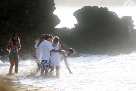 Luana Piovani e Pedro Scooby batizam seu filho, Dom, de 1 ano e 10 meses, na praia do Porto, em Fernando de Noronha, nesta quarta-feira, 1º de janeiro de 2014