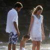Luana Piovani e Pedro Scooby iniciaram 2014 batizando seu filho, Dom, na praia do Porto, em Fernando de Noronha