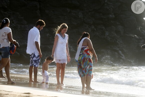 Luana Piovani e Pedro Scooby iniciaram 2014 batizando seu filho, Dom, na praia do Porto, em Fernando de Noronha