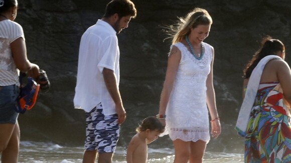 Luana Piovani e Pedro Scooby batizam o filho, Dom, em praia de Noronha