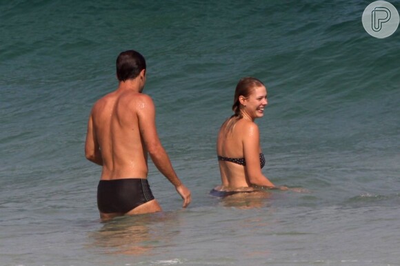 O casal mostrou intimidade na praia da Barra, no Rio de Janeiro