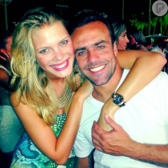 Roger Flores e Betina Schmidt posaram juntos em uma festa de réveillon em 31 de dezembro de 2013. Roger assumiu o romance em uma praia no Ceará