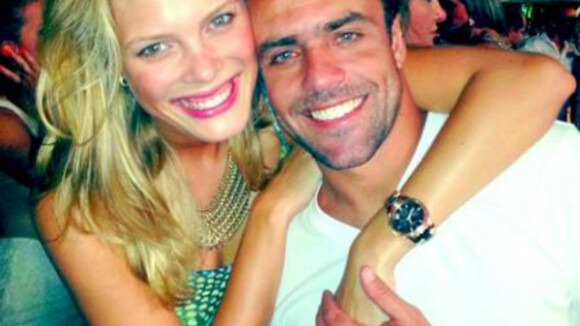 Roger Flores assume namoro com modelo em festa de réveillon no Ceará