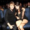 Quando o casal assumiu o relacionamento, as fãs do cantor Justin Bieber - chamadas de Beliebers - se revoltaram a ameaçaram a cantora Selena Gomez