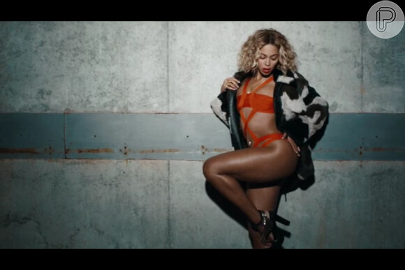 Beyoncé perdeu 30kg após a gravidez. A cantora fez questão de mostrar o resultado do esforço para emagrecer tirando a roupa em seus clipes