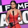 Selena Gomez se emocionou mas não interrompeu seu discurso e pediu para que os fãs não fizessem o mesmo que ela fez com sua própria saúde, usando constantemente remédios pesados para eliminar a insônia, reflexos da doença autoimune