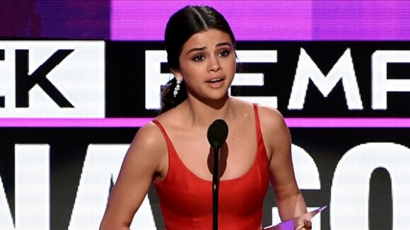 Selena Gomez vai a primeiro evento após pausa na carreira: 'Quebrada por dentro'