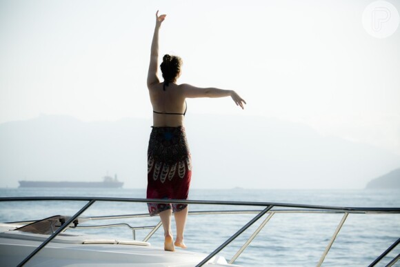 Isabela (Alice Wegmann) some durante passeio de barco, na novela 'A Lei do Amor'. Atriz volta ao folhetim como Marina, supostamente irmã idêntica à garçonete