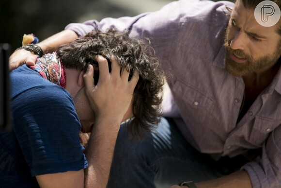 Tiago (Humberto Carrão) entra em desespero com o sumiço de Isabela (Alice Wegmann) e é consolado por Pedro (Reynaldo Gianecchini), na novela 'A Lei do Amor'