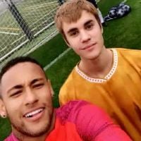 Vídeo: Justin Bieber joga futebol e marca gol em cima de Neymar durante treino