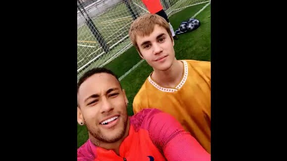 Vídeo: Justin Bieber joga futebol e marca gol em cima de Neymar durante treino