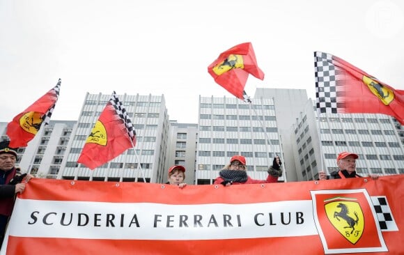 Ferrari organizou homenagem para Schumacher no dia 3 de janeiro, aniversário do ex-piloto, e levou fãs para o lado de fora do hospital onde ele está internado