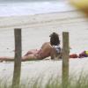 Sophie Charlotte se bronzeia em praia carioca