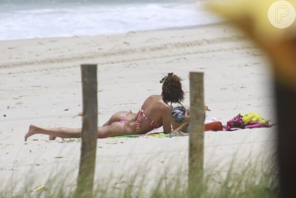 Sophie Charlotte se bronzeia em praia carioca