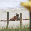 Sophie Charlotte coloca o bronzeado em dia em praia carioca