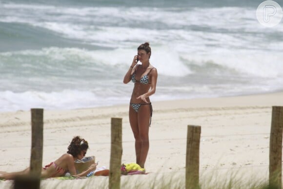 Sophie Charlotte e Thaila Ayala curtem praia carioca
