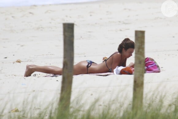 Thaila Ayala se bronzeia em praia carioca
