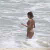 Sophie Charlotte exibe boa forma em praia carioca