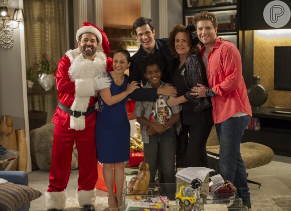 Félix (Mateus Solano) passa um feliz Natal ao lado de Niko (Thiago Fragoso), em 'Amor à Vida'