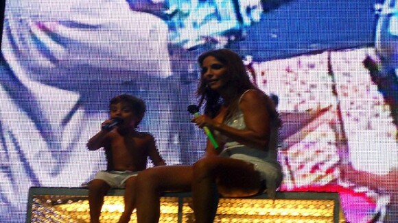 Ivete Sangalo conversa com o filho, Marcelo, no palco de show na Bahia