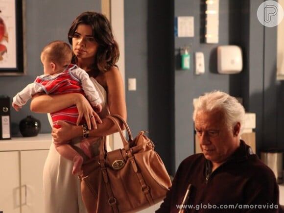 César (Antonio Fagundes) se surpreende quando Aline (Vanessa Giácomo) afirma que não se importa com o filho, em 'Amor à Vida'