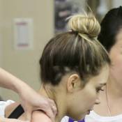 Kim Kardashian exibe falhas no cabelo ao usar coque em salão, nos Estados Unidos