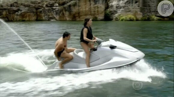 Na trama, Antonia convida Leandro para andar de jet ski com ela. Ele aceita, mas avisa: já bebeu um pouco além da conta