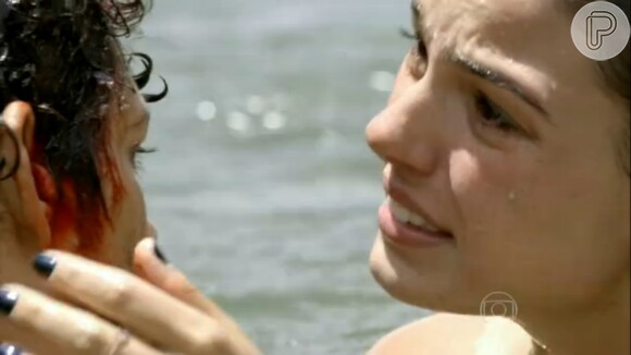 Antonia faz manobras radicais e Leandro acaba caindo no mar e se machucando. Ela consegue salvá-lo e o leva pra casa