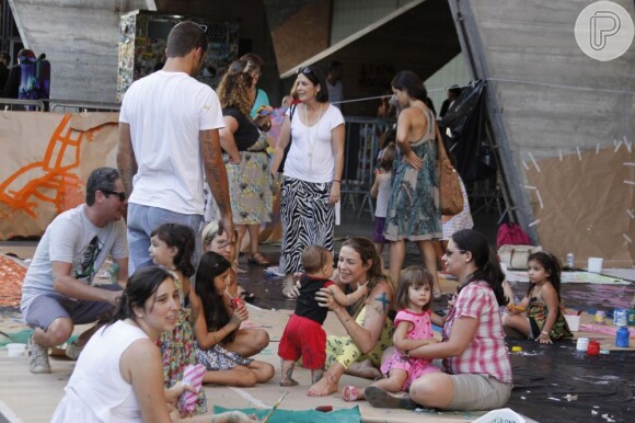Luana Piovani e seu marido, Pedro Scooby, se divertem com o filho, Dom, em tarde de recreação no MAM, em 6 de janeiro de 2013