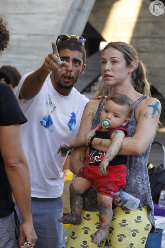 Luana Piovani e seu marido, Pedro Scooby, se divertem com o filho, Dom, em tarde de recreação no MAM, em 6 de janeiro de 2013