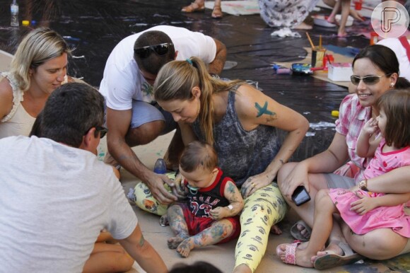Luana Piovani e seu marido, Pedro Scooby, se divertem com o filho, Dom, em tarde de recreação no MAM, em 6 de janeiro de 2013