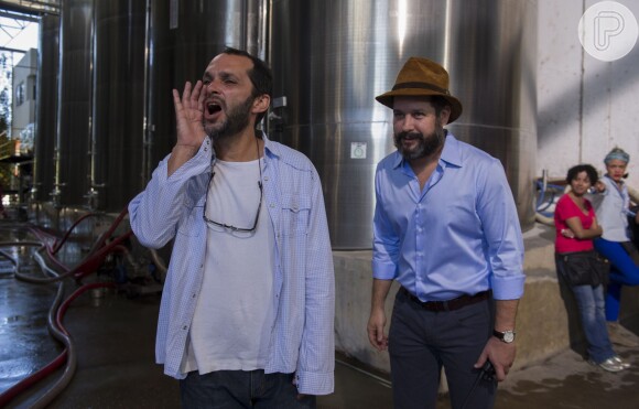 O diretor José Luiz Villamarim dá orientações à equipe no set de 'Amores Roubados' e Murilo Benício aguarda o momento do 'gravando'