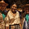 Dira Paes posa ao lado da dupla de emboladores pernambucanos Caju e Castanha, nos bastidores de 'Amores Roubados'