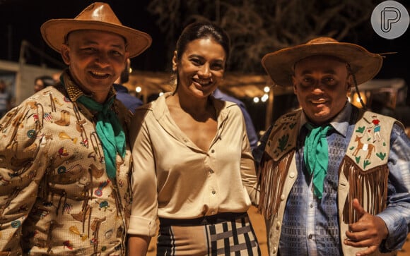 Dira Paes posa ao lado da dupla de emboladores pernambucanos Caju e Castanha, nos bastidores de 'Amores Roubados'