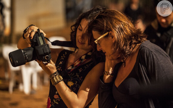 Isis Valverde mostra as fotos que tirou durante cena de Antônia, sua personagem em 'Amores Roubados'