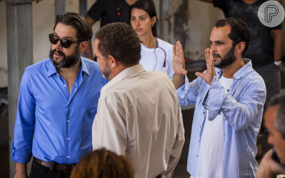 Murilo Benício e Antônio Fábio recebem instruções do diretor José Luiz Villamarim sobre o enquadramento da cena para gravação de 'Amores Roubados'